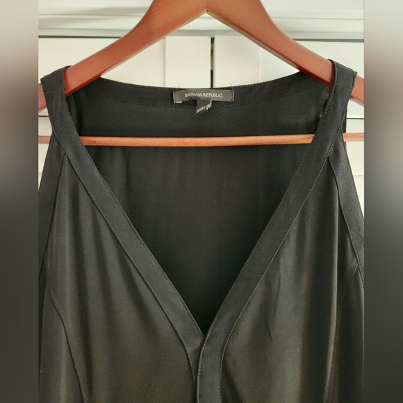 Banana republic black sleeveless top - Picture 2 of 4